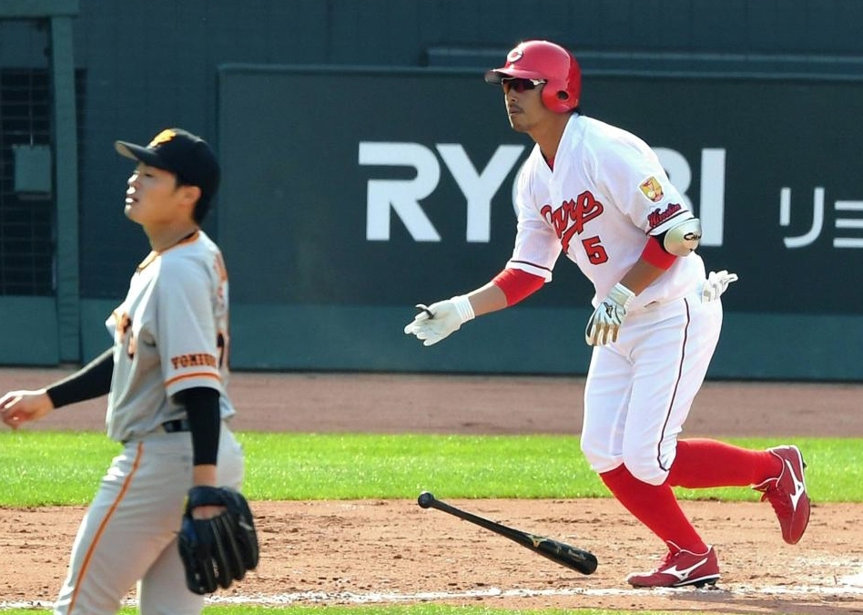 　７回、代打で右邪飛に倒れる長野（撮影・飯室逸平）