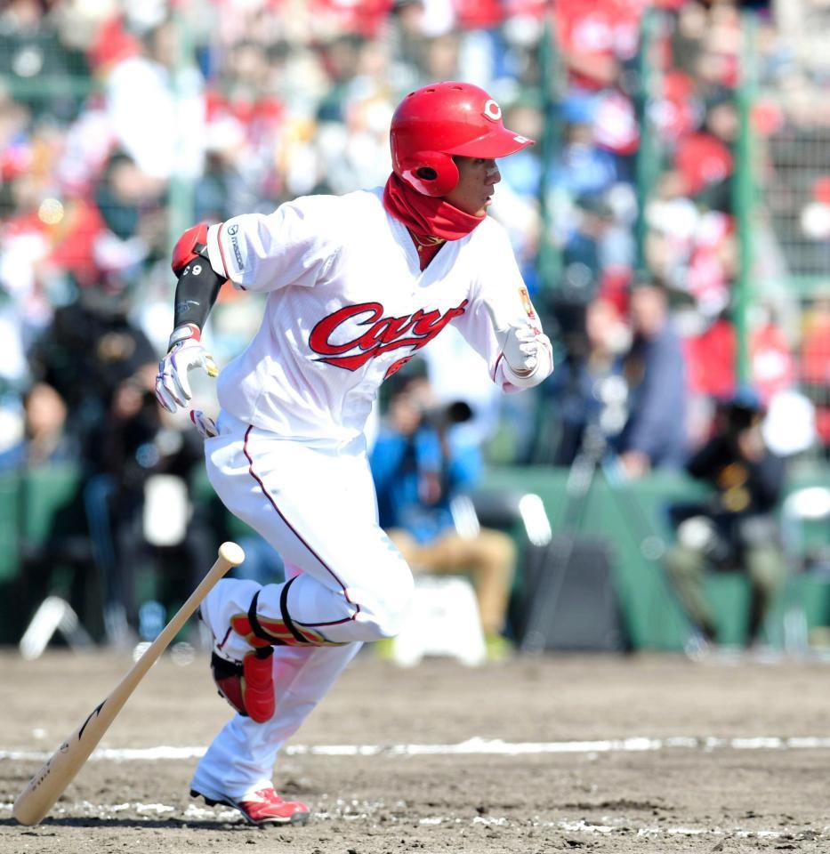 ３回広島、１死二、三塁、勝ち越しの２点タイムリーを放つ広島・西川龍馬＝福山（撮影・飯室逸平）