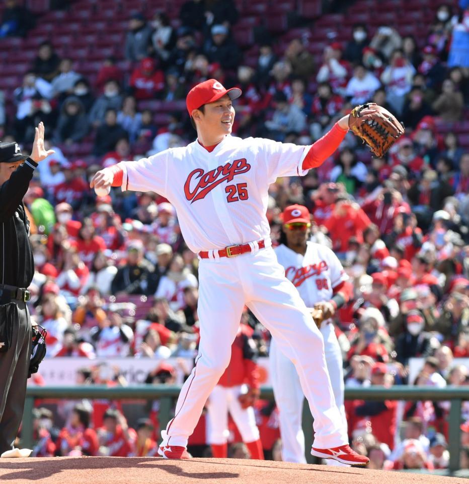 始球式をする新井貴浩氏＝マツダスタジアム（撮影・山口登）