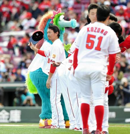 　新入団選手の紹介でスタンドの声援に帽子を振って応える広島・長野久義