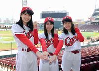 今季のカープホームランガールを務める（左から）相原咲瑠さん、森光玲衣さん、岩見萌愛さん