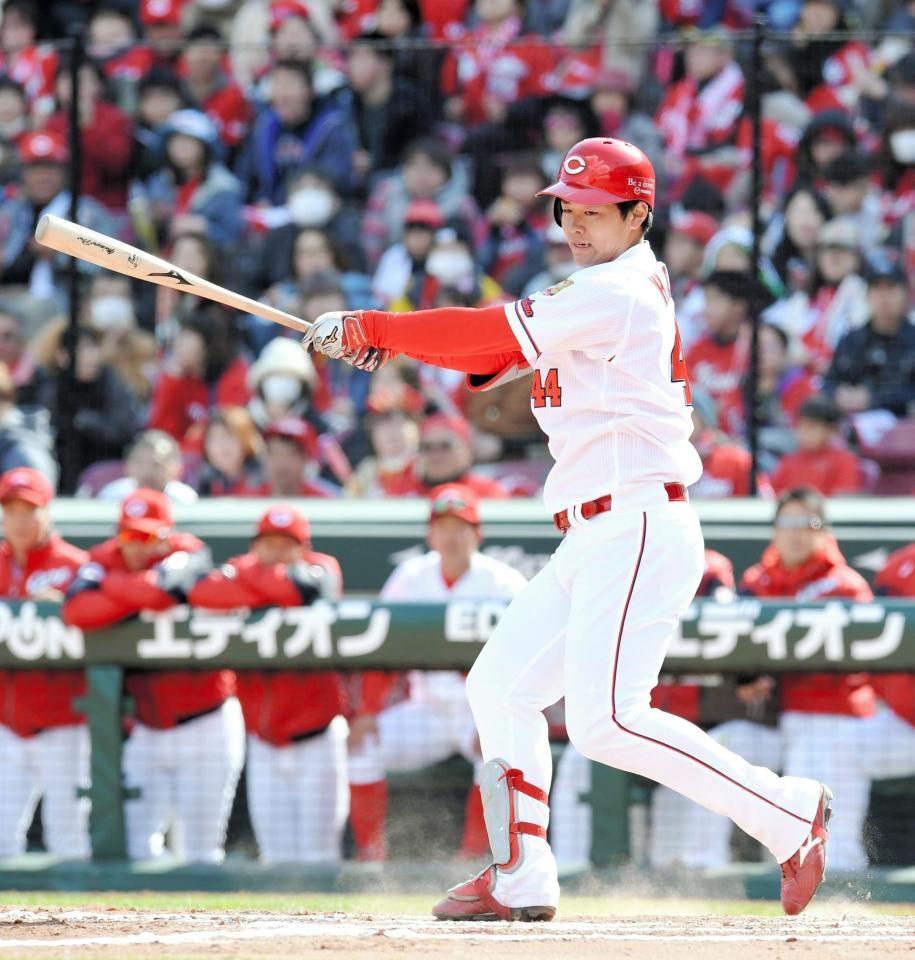 　７回、空振り三振に倒れる広島・林晃汰