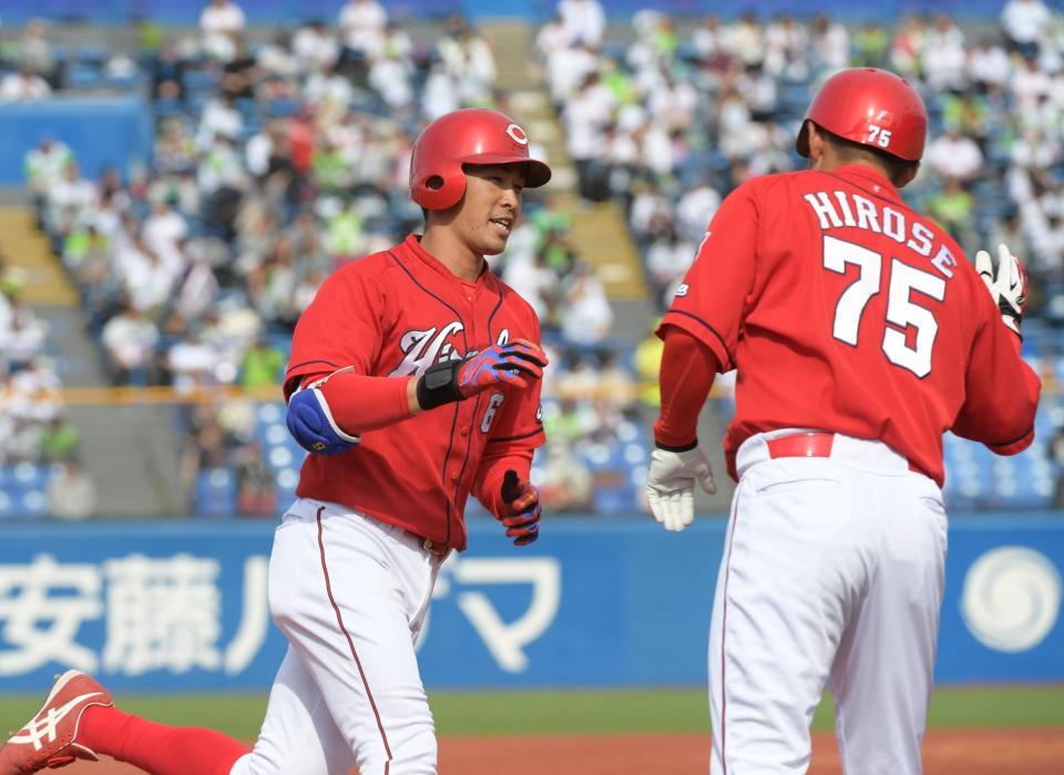 ５回広島１死三塁、右越えに逆転２ランを放ち、広瀬コーチとタッチする広島・安部友裕＝神宮（撮影・金田祐二）