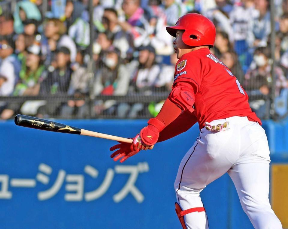 　９回、ソロを放つ堂林