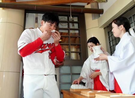 必勝祈願を終え、お神酒を口にする広島・会沢翼＝広島・護国神社（撮影・飯室逸平）