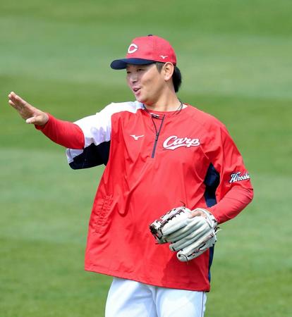 にこやかにキャッチボールする大瀬良（撮影・飯室逸平）