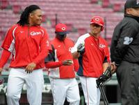 練習中にバティスタ（左）に声をかけられる広島・長野＝マツダスタジアム（撮影・堀内翔）