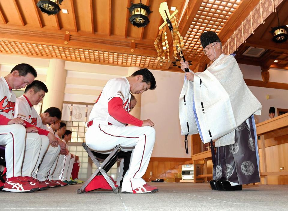 必勝を祈願する広島・緒方孝市監督＝広島・護国神社（撮影・飯室逸平）