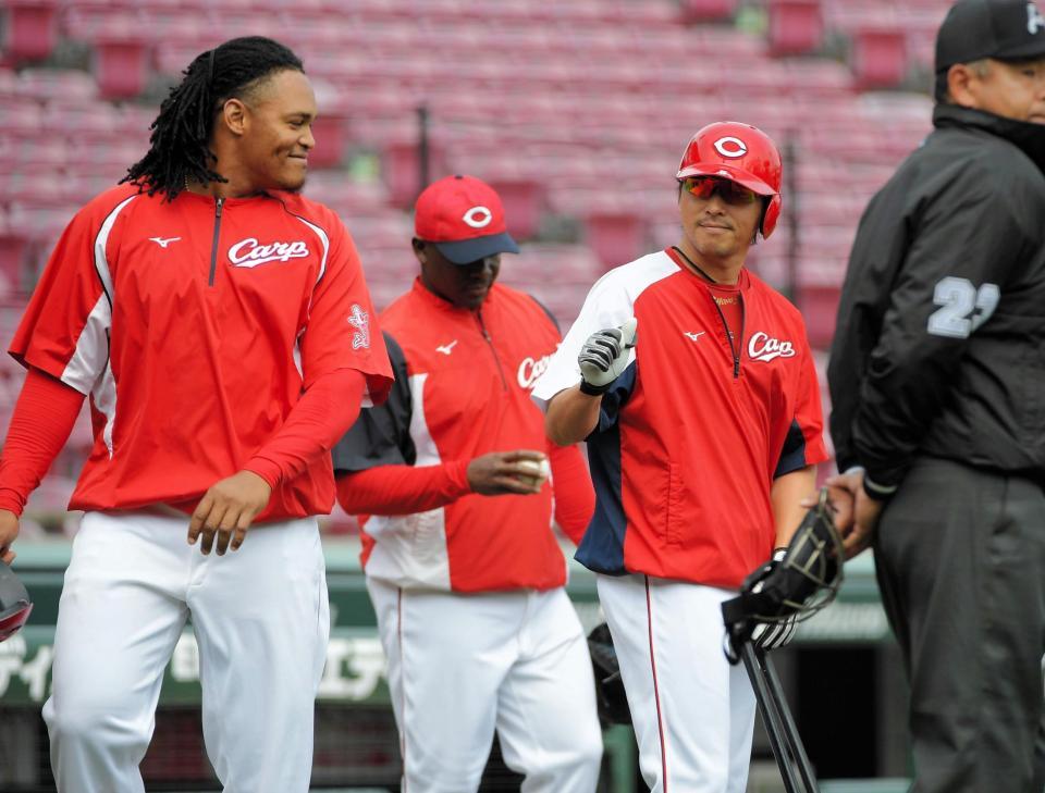 練習中にバティスタ（左）に声をかけられる広島・長野＝マツダスタジアム（撮影・堀内翔）