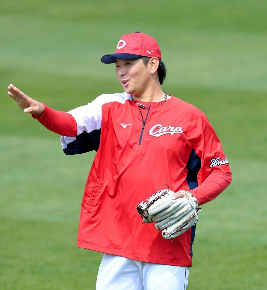 にこやかにキャッチボールする大瀬良（撮影・飯室逸平）