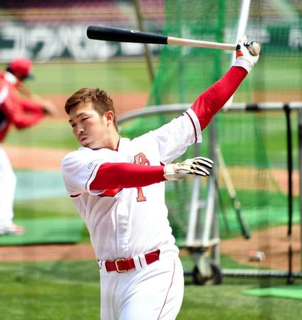 　黙々と打撃練習する鈴木（撮影・飯室逸平）