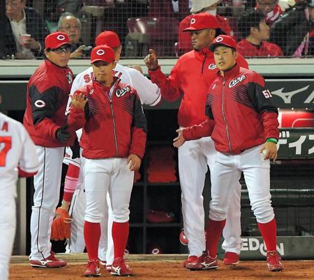 ４回、広島ナインを迎える長野（左端）と小園（右）＝マツダスタジアム（撮影・堀内翔）