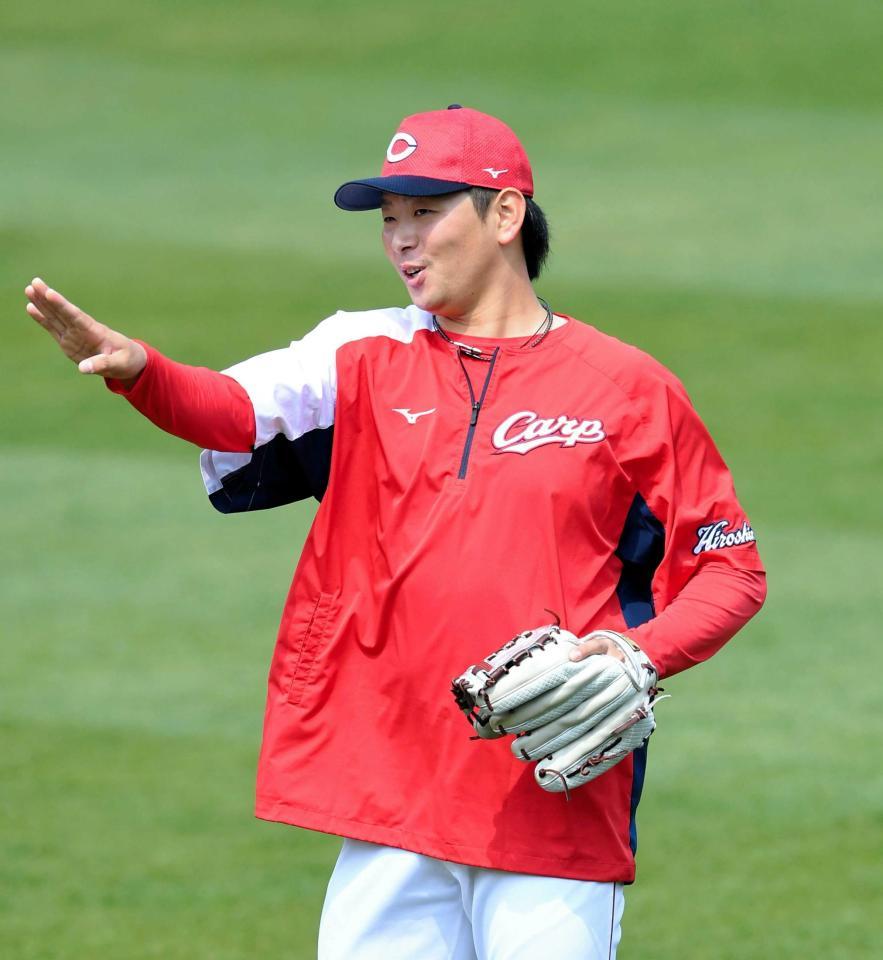 　にこやかにキャッチボールする大瀬良（撮影・飯室逸平）