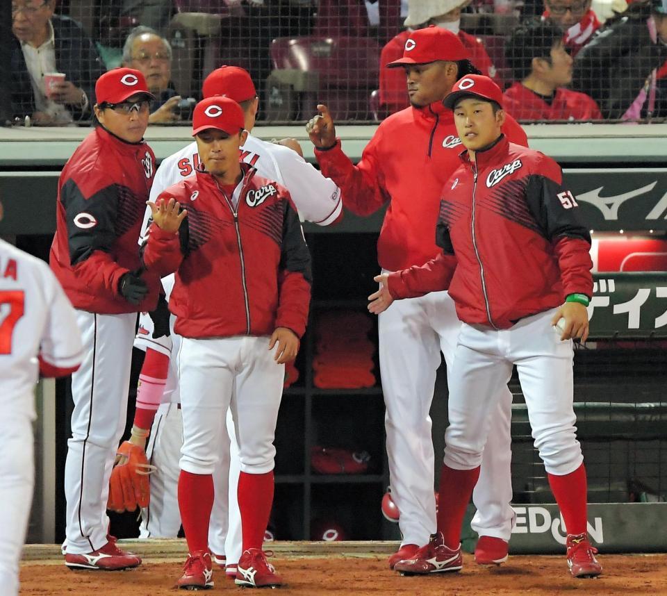 ４回、広島ナインを迎える長野（左端）と小園（右）＝マツダスタジアム（撮影・堀内翔）