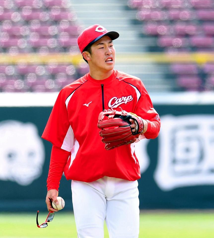 試合前に練習する広島・小園海斗＝マツダスタジアム（撮影・飯室逸平）