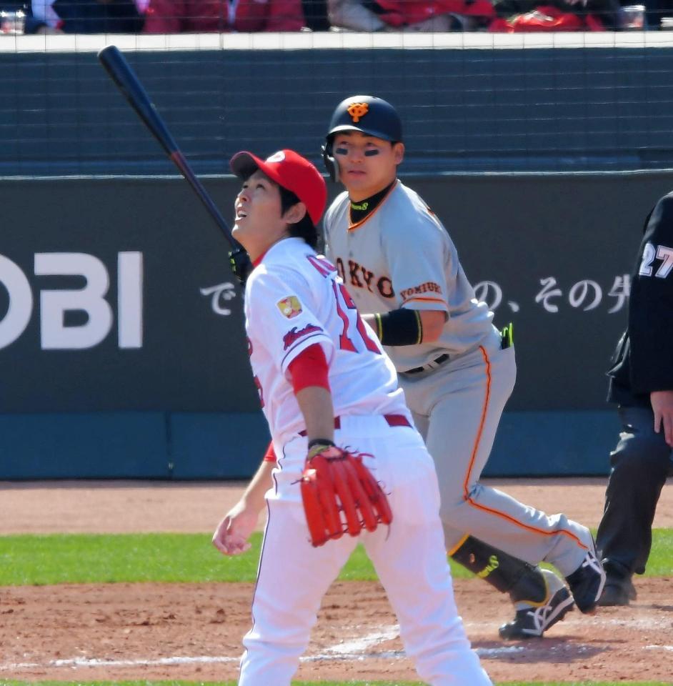 ５回、巨人・丸に勝ち越しの適時二塁打を打たれた広島・九里＝マツダスタジアム（撮影・堀内翔）