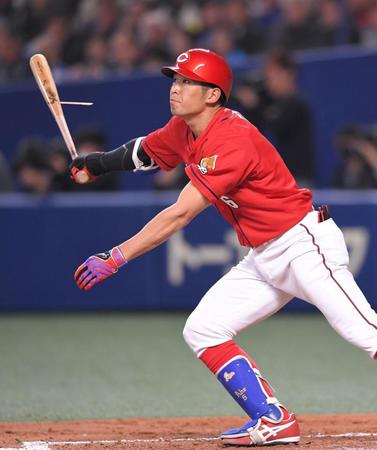 　２回、バットを折りながら左前打を放つ広島・安部友裕