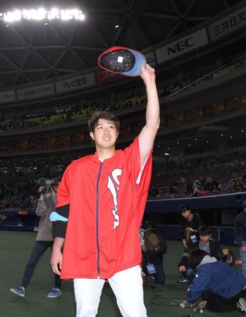 今季初勝を挙げ、ファンの声援に応える広島・野村祐輔＝ナゴヤドーム（撮影・北村雅宏）