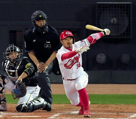 ３回広島２死二塁、左へ同点適時二塁打を放つ広島・菊池涼介＝マツダスタジアム（撮影・田中太一）