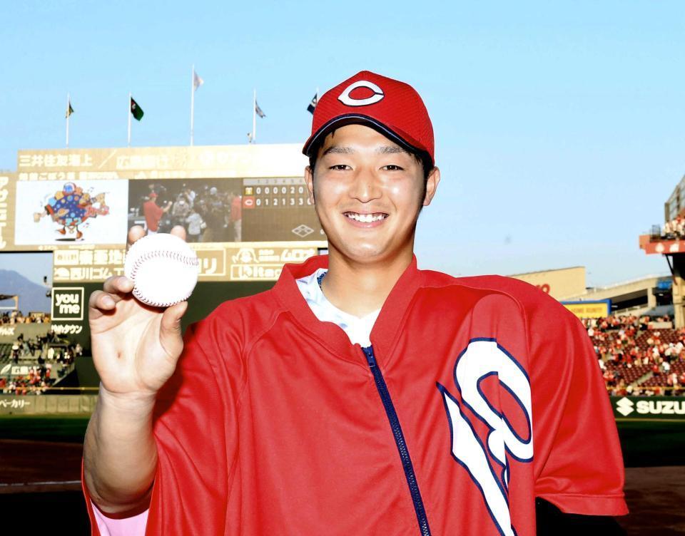 　２年ぶりの勝利を飾りウイニングボールを手に笑顔を見せる床田＝４月６日