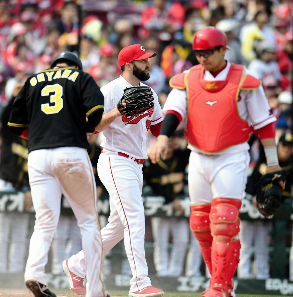 　５回、追加点を許す広島・レグナルト