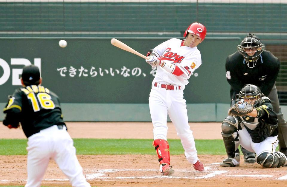 　７回、右前打を放つ西川（撮影・田中太一）