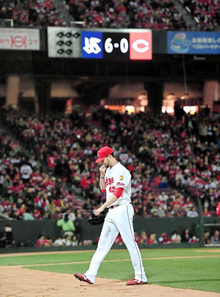 ６失点の大乱調でベンチへ下がるジョンソン