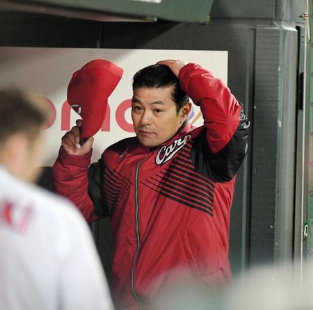 ベンチで頭を悩ます広島・緒方孝市監督＝マツダスタジアム（撮影・飯室逸平）