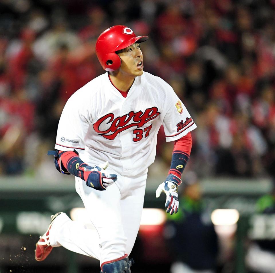 ５回、同点犠飛を放つ広島・野間峻祥＝マツダスタジアム（撮影・飯室逸平）