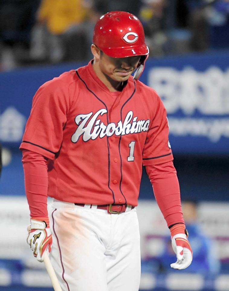 　７回、見逃し三振に倒れうつむく鈴木（撮影・中田匡峻）