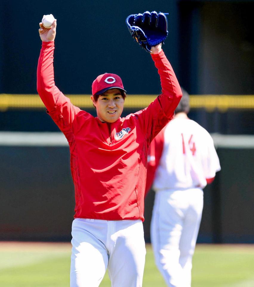 　キャッチボールで汗を流す野村（撮影・飯室逸平）