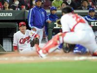 ５回、バッテリーミスの間に二塁から一気に本塁を狙った二走の楠本を補殺する広島・大瀬良大地（左）＝マツダスタジアム（撮影・飯室逸平）