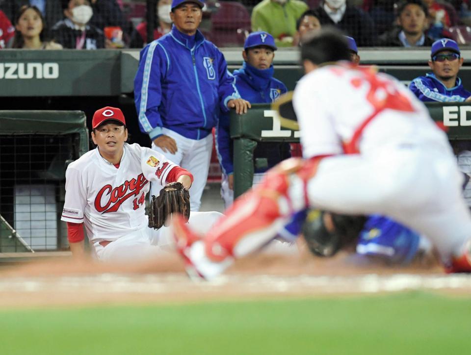 ５回、バッテリーミスの間に二塁から一気に本塁を狙った二走の楠本を補殺する広島・大瀬良大地（左）＝マツダスタジアム（撮影・飯室逸平）