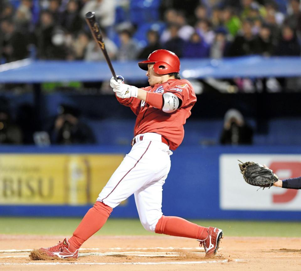 ６回、先制の適時二塁打を放つ広島・長野