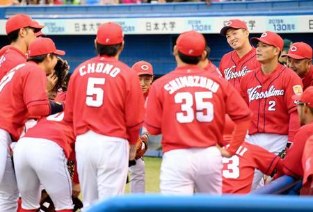 　試合前に円陣を組む鈴木（右端から３人目）ら広島ナイン（撮影・棚橋慶太）