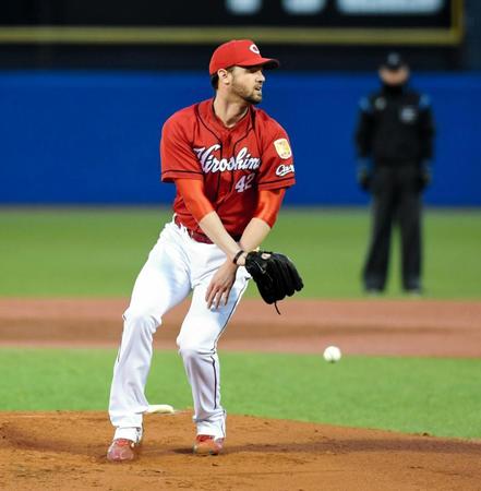 　１回、青木に中前打を浴びるジョンソン（撮影・棚橋慶太）