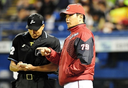 　選手交代を告げる緒方監督（撮影・棚橋慶太）