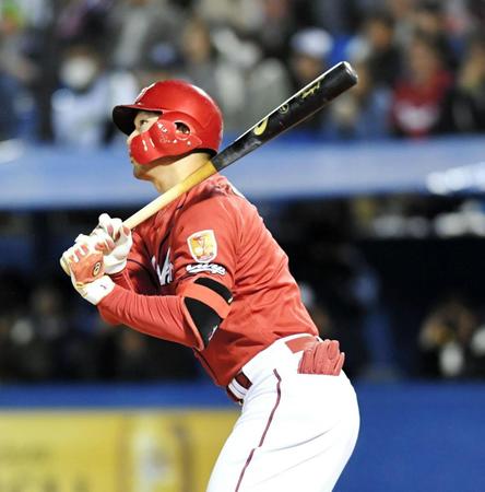 ３回、左前適時打を放つ広島・鈴木