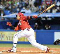 １回、先制ソロを放つ広島・バティスタ