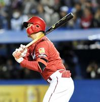 ３回、左前適時打を放つ広島・鈴木