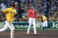 　１回、押し出しで先制を許すアドゥワ誠（撮影・飯室逸平）