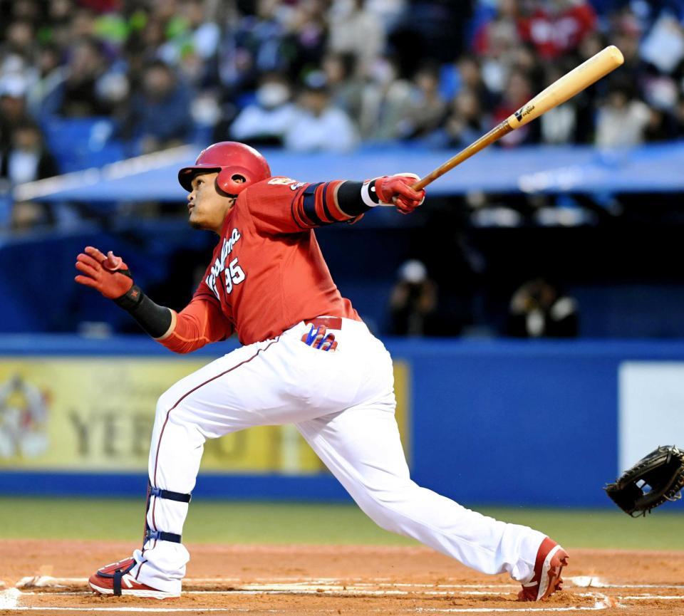 １回、先制ソロを放つバティスタ（撮影・棚橋慶太）　