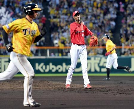 　１回、押し出しで先制を許す先発のアドゥワ（撮影・飯室逸平）