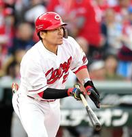 １回広島、２死二塁、右前に先制タイムリーを放つ広島・会沢翼＝マツダスタジアム（撮影・飯室逸平）