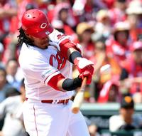 １回、先制ソロを放つ広島・バティスタ＝マツダスタジアム（撮影・飯室逸平）