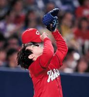 ２回、高橋に先制タイムリーを許した野村は天を仰ぐ（撮影・坂部計介）