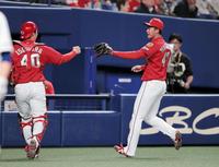 　２イニングを無失点に抑えた山口は磯村（左）とタッチをかわす（撮影・坂部計介）