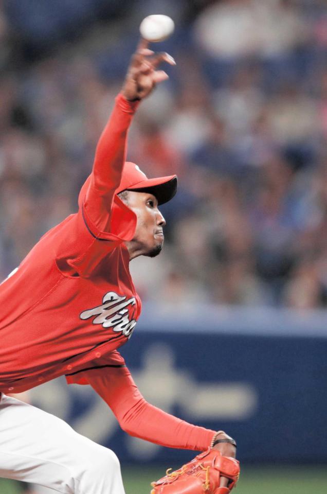 　力投する先発・アドゥワ（撮影・坂部計介）