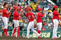 阪神に連勝し、ナインとタッチを交わす広島・西川龍馬（中央）＝甲子園（撮影・高部洋祐）