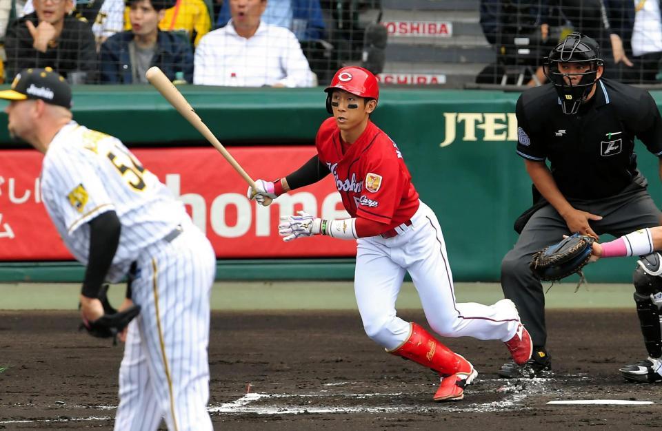 １回広島１死一、三塁、右越えへ先制３ランを放つ広島・西川龍馬。投手・阪神　ランディ・メッセンジャー＝甲子園（撮影・田中太一）